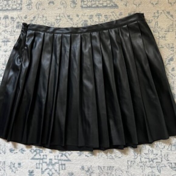 BCBG Black Pleated Mini Skirt - Picture 7 of 9